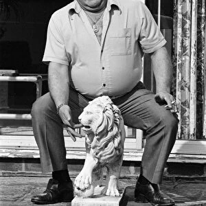Comedian Les Dawson at home at Lytham St Annes, Lancashire. 26th March 1982