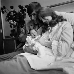El comediante Mike Yarwood visita a su esposa Sandra y a su nueva hija bebé Charlotte. El comediante Mike Yarwood visita a su esposa Sandra y a su nueva hija bebé Charlotte.