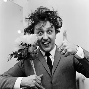 Comedian and singer Ken Dodd has been signed for a new series of London Palladium shows