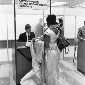 La Ley de Inmigración del Commonwealth entra en vigor en el Aeropuerto de Londres Heathrow. 1 de julio de 1962.