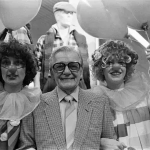 Compo - alias l'acteur Bill Owen a échangé ses vêtements crasseux pour un élégant costume neuf. Compo - alias l'acteur Bill Owen a échangé ses vêtements crasseux pour un élégant costume neuf.