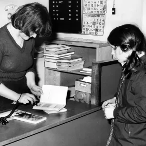 Servicio de computadora en la Biblioteca Central, Coventry. 16 de octubre de 1976