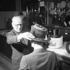 A conformateur, a head-measuring device invented in France by Alli A conformateur, a head-measuring device invented in France by Alli