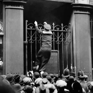 No conscription meeting at Bishopsgate London 1916 causing a crowd to gather