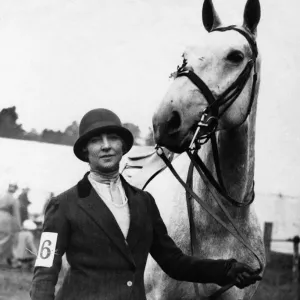 Constance, duchessa di Westminster, ritratta con il suo cacciatore, Twink.