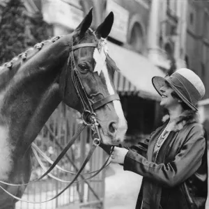 Constance, duchessa di Westminster, ritratta con il suo puledro castano chiaro settenne.