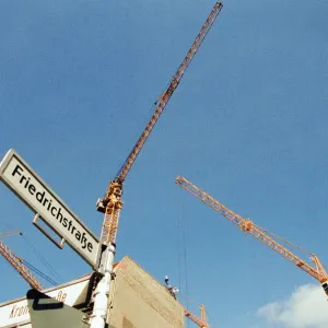 Les grues de construction au-dessus du ciel, Berlin central, Allemagne, 7 avril 1995. Les grues de construction au-dessus du ciel, Berlin central, Allemagne, 7 avril 1995.