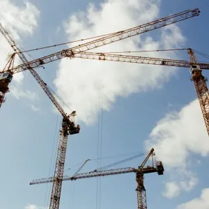 Les grues de construction au-dessus du ciel, Est-Berlin, Allemagne, 7 avril 1995. Les grues de construction au-dessus du ciel, Est-Berlin, Allemagne, 7 avril 1995.