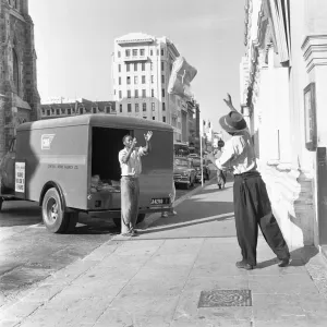 Copias de The Cape Argus son lanzadas a un camión de entrega que espera en Ciudad del Cabo el 4 de febrero de 1955.