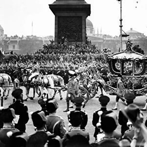 Coronation 1953 of Queen Elizabeth II passes through Trafalgar Square