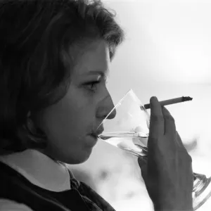 Coronation Streets Anne Reid regardant sa personnage Valerie Barlow mourir à l'écran. Coronation Streets Anne Reid regardant sa personnage Valerie Barlow mourir à l'écran.