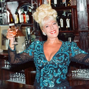 Coronation Streets Julie Goodyear pictured in a pub. 29th May 1994