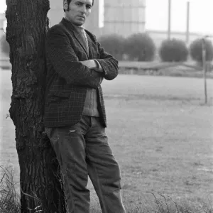 Il consigliere Jim Hudson, ritratto nell'ombra delle acciaierie di Irlam. 23 giugno 1972.