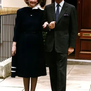 El conde Jean François de Chambrun con su esposa Raine Spencer Muestra Anillo de compromiso.