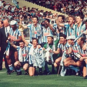 Los jugadores de Coventry City celebran su victoria 3-2 contra Tottenham Hotspur en la FA.