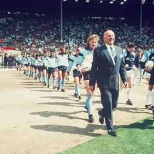 El equipo de Coventry City sale al campo. Los Sky Blues ganaron 3-2.
