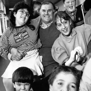 Le conducteur de bus de Coventry, Harry Shaw, a fait don d'une certaine somme d'argent pour aider Sherbourne Fields. Le conducteur de bus de Coventry, Harry Shaw, a fait don d'une certaine somme d'argent pour aider Sherbourne Fields.