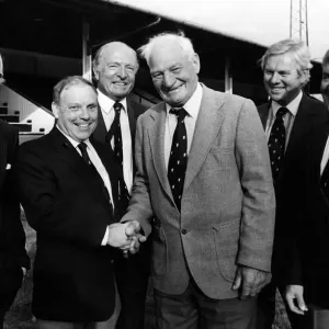 L'ancien pilier de Coventry et d'Angleterre Harry Walker est félicité après avoir été. L'ancien pilier de Coventry et d'Angleterre Harry Walker est félicité après avoir été.