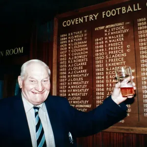 L'ancien joueur du club de rugby Coventry, Harry Walker, célèbre son 80e anniversaire à Coundon. L'ancien joueur du club de rugby Coventry, Harry Walker, célèbre son 80e anniversaire à Coundon.