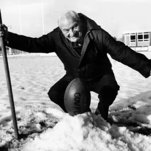 Le secrétaire du Coventry rugby union, Harry Walker, place la balle sur une monticule de neige à. Le secrétaire du Coventry rugby union, Harry Walker, place la balle sur une monticule de neige à.