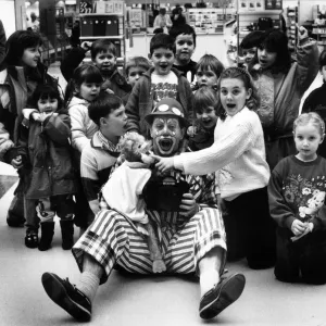 Crackers le Clown au centre commercial Merry Hill à Brierley Hill.