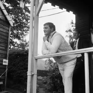 Partido de críquet, Cheshire contra Northants. El jugador de cricket del condado de Northamptonshire Colin Milburn observa.