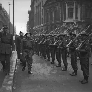 Una multitud se reunió en la plaza Victoria y recibió al general de Gaulle.