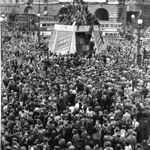 Crowd gathers in Piccadilly Circus London on VE-Day, end of WW2 in Europe Crowd gathers in Piccadilly Circus London on VE-Day, end of WW2 in Europe