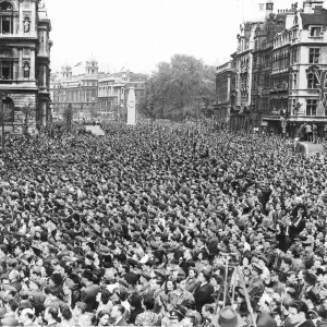 Crowd gathers in Whitehall London to celebrate the end of WW2 in Europe VE Day 8th Crowd gathers in Whitehall London to celebrate the end of WW2 in Europe VE Day 8th