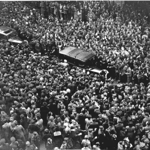 Crowd in Piccadilly Circus London on VE Day at the end of WW2 in Europe Crowd in Piccadilly Circus London on VE Day at the end of WW2 in Europe