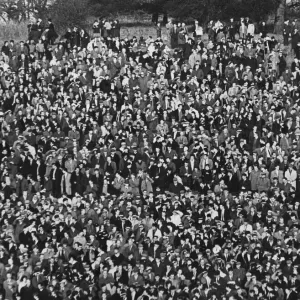 Szenen mit großem Publikum, das ein internationales Rugby-Match im Walisischen Land spielt. 1963