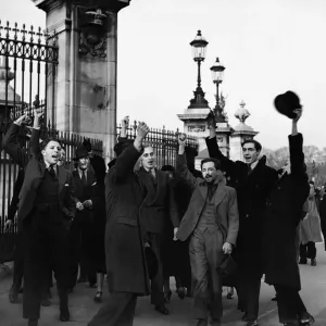 Crowds gather outside Buckingham Palace waiting for news during King Edward VIII