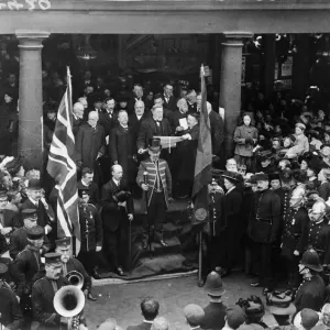 Massen sammelten sich auf die Stufen des Rathauses von Uxbridge, um das Erlass der Proklamation zu hören, dass König