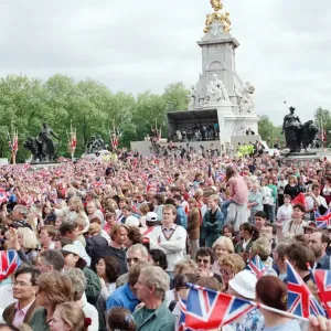 Crowds outside Buckingham Palace, to celebrate the 50th anniversary of VE Day Crowds outside Buckingham Palace, to celebrate the 50th anniversary of VE Day