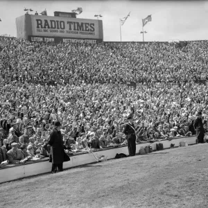 Scènes de foule pendant l'action du match de la finale de la Coupe d'Angleterre 1959 au stade Wembley. Scènes de foule pendant l'action du match de la finale de la Coupe d'Angleterre 1959 au stade Wembley.