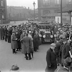 Crowds surrounding Newcastle football teams car, as it arrives at King