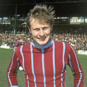 El futbolista del Crystal Palace, David Payne, posa para un retrato antes de un partido de liga en.