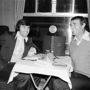 El entrenador del Crystal Palace, Malcolm Allison, se encuentra con Terry Venables en el tren mientras viajan.