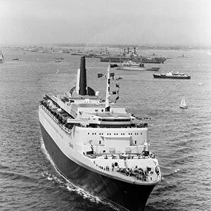 The Cunard QE 2 Cruise Liner June 1977, sailing past the Silver Jubilee Naval Review