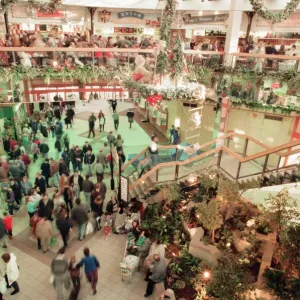 Les clients se pressent au centre commercial Merry Hill à Brierley Hill, première journée de ventes de Noël.