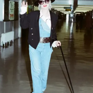 La cantante y compositora estadounidense Cyndi Lauper llega al Aeropuerto de Londres Heathrow (desde Milán).