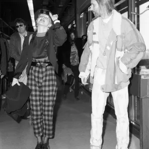 Cindy Lauper cantante estadounidense compositora fotografiada con su mánager David Wolff llegando a