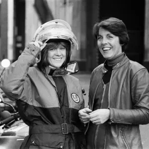 L'assistente editoriale del Daily Mirror Anne Robinson (a sinistra) va in bicicletta.
