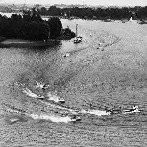 The Daily Mirror Outboard Motor Championship at Oulton Broad. August 1950 025400 / 1