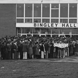 Membres du club Pop Daily Mirror vus ici arrivant à Bingley Hall.