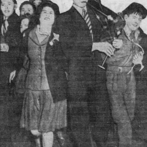 DAILY RECORD PHOTOGRAPH FROM PAPER 9TH MAY 1945 MAN PLAYS BAGPIPES AS VE DAY DAILY RECORD PHOTOGRAPH FROM PAPER 9TH MAY 1945 MAN PLAYS BAGPIPES AS VE DAY