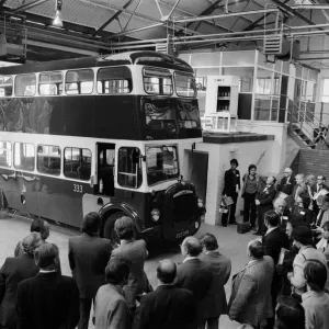 Ein Daimler-Bus wird der britischen Straßenfahrzeug-Museum in Coventry übergeben Ein Daimler-Bus wird der britischen Straßenfahrzeug-Museum in Coventry übergeben