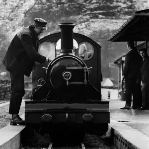 Estación de Dalegarth - el final de la línea - el conductor George Staniforth revisa la locomotora. Estación de Dalegarth - el final de la línea - el conductor George Staniforth revisa la locomotora.
