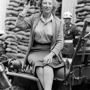 Dame Vera Lynn Print - 3rd June 1984 (00807) Dame Vera Lynn Print - 3rd June 1984 (00807)