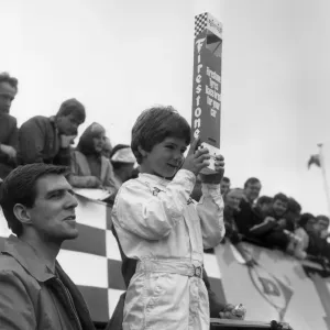 DAMON HILL, AGED SIX WATCHES HIS FATHER GRAHAM HILL RACE AT SILVERSTONE - 01 / 07 / 1967 DAMON HILL, AGED SIX WATCHES HIS FATHER GRAHAM HILL RACE AT SILVERSTONE - 01 / 07 / 1967